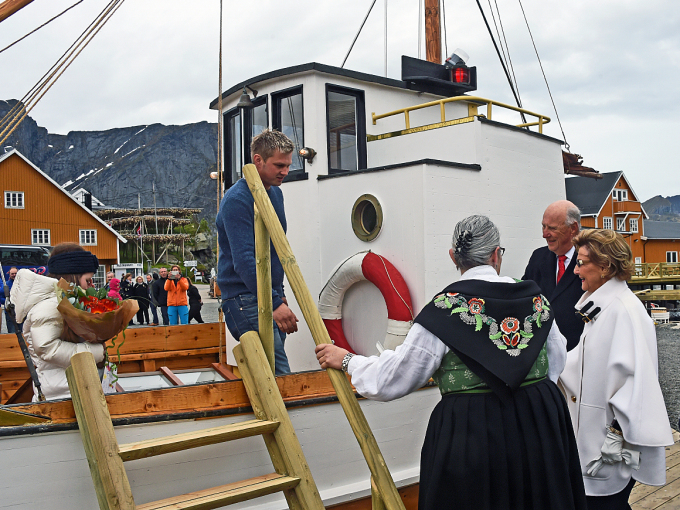 Carl Fredrik Gylseth viser fram kommunens eldste fiskeskøyte, 